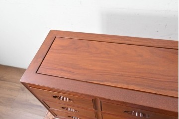 中古　美品　花梨(カリン)材の温かな色合いと艶が美しい9杯小引き出し　(R-087429)