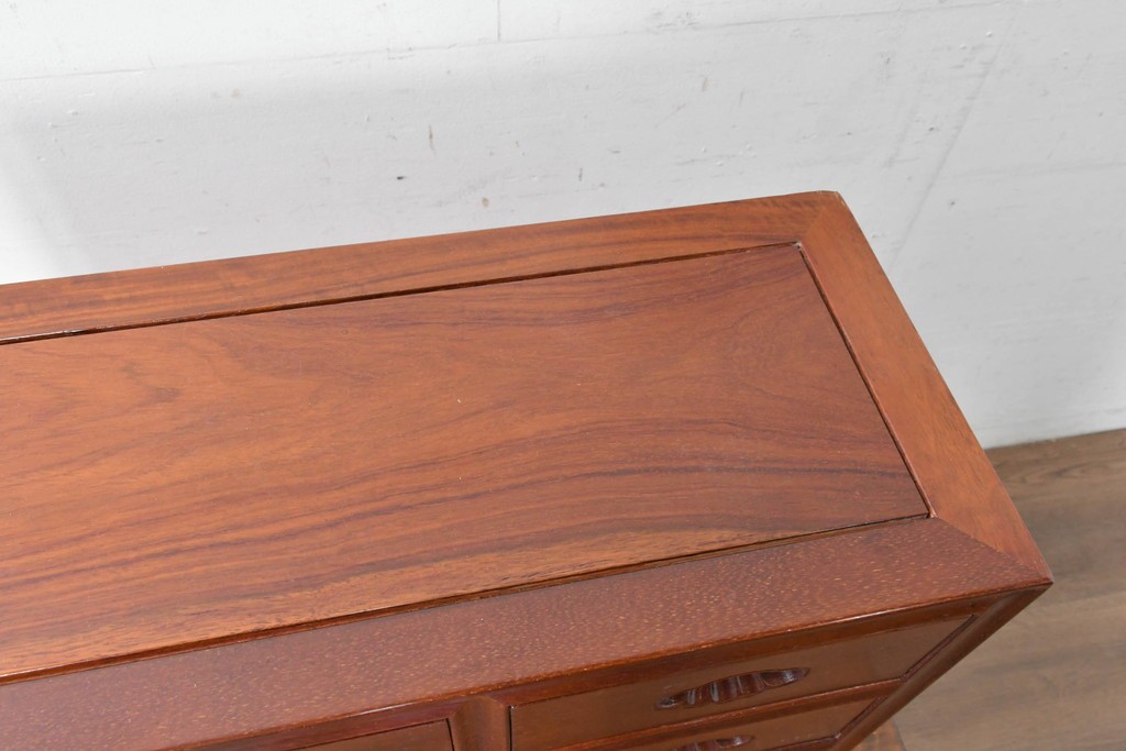 中古　美品　花梨(カリン)材の温かな色合いと艶が美しい9杯小引き出し　(R-087429)