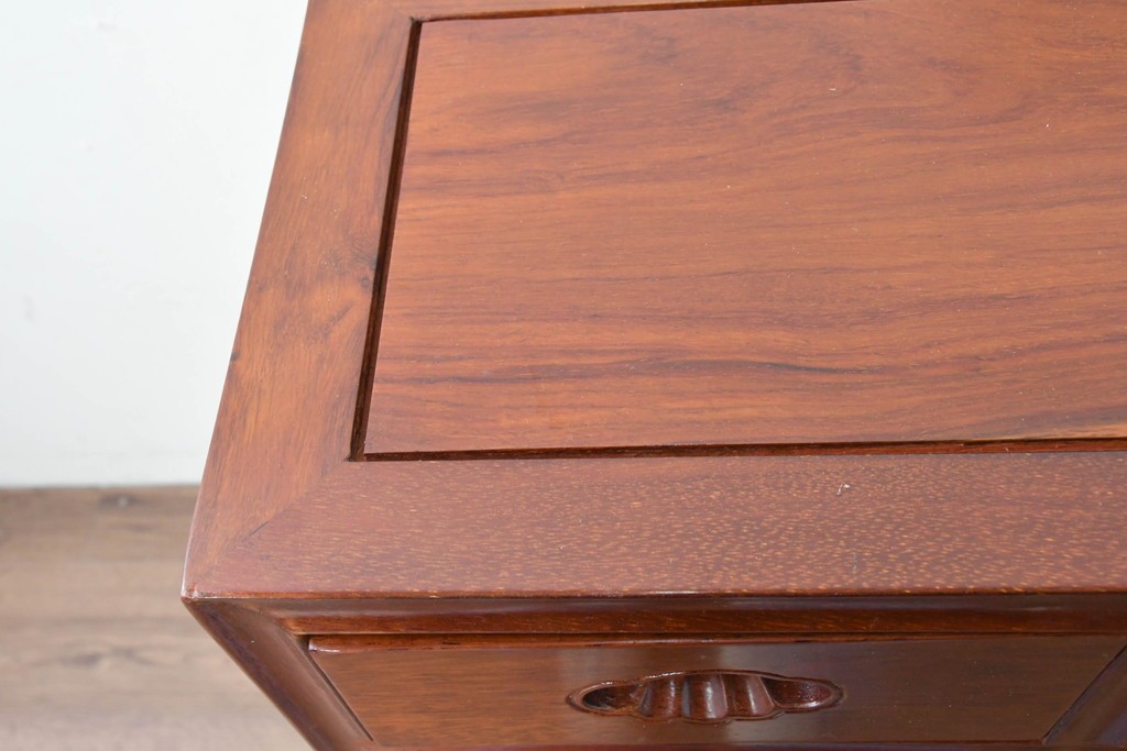 中古　美品　花梨(カリン)材の温かな色合いと艶が美しい9杯小引き出し　(R-087429)