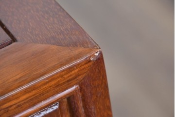 中古　美品　花梨(カリン)材の温かな色合いと艶が美しい9杯小引き出し　(R-087429)