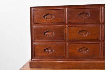 中古　美品　花梨(カリン)材の温かな色合いと艶が美しい9杯小引き出し　(R-087429)