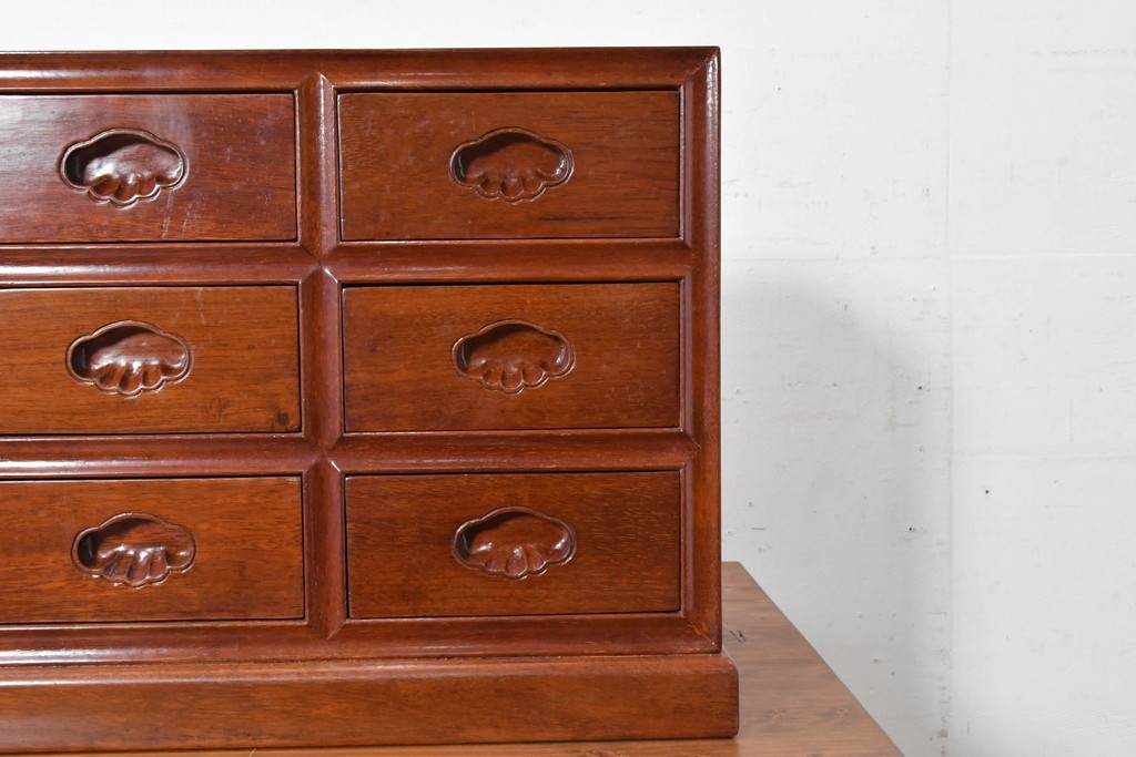 中古　美品　花梨(カリン)材の温かな色合いと艶が美しい9杯小引き出し　(R-087429)