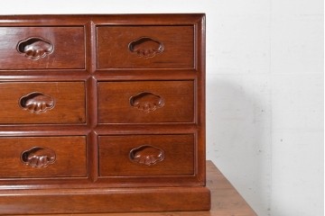 中古　美品　花梨(カリン)材の温かな色合いと艶が美しい9杯小引き出し　(R-087429)