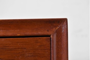 中古　美品　花梨(カリン)材の温かな色合いと艶が美しい9杯小引き出し　(R-087429)