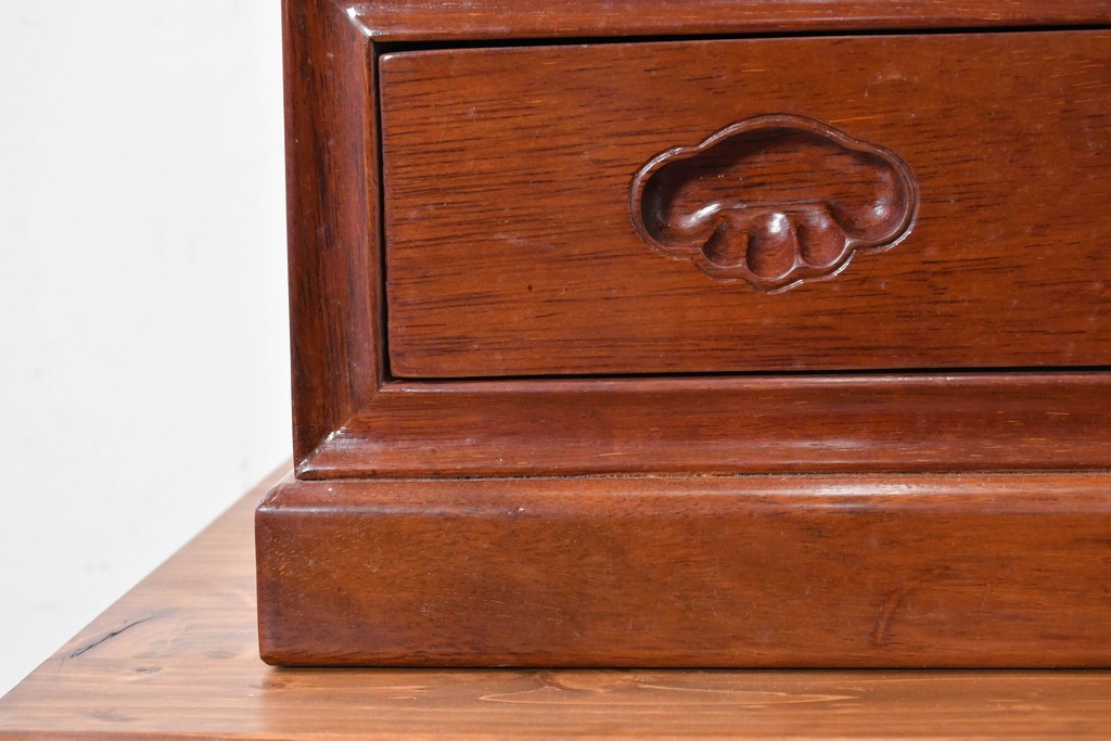 中古　美品　花梨(カリン)材の温かな色合いと艶が美しい9杯小引き出し　(R-087429)