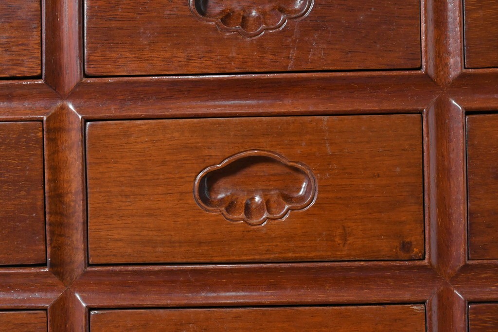 中古　美品　花梨(カリン)材の温かな色合いと艶が美しい9杯小引き出し　(R-087429)