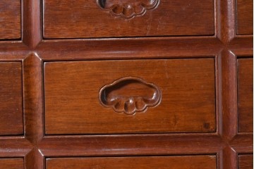 中古　美品　花梨(カリン)材の温かな色合いと艶が美しい9杯小引き出し　(R-087429)