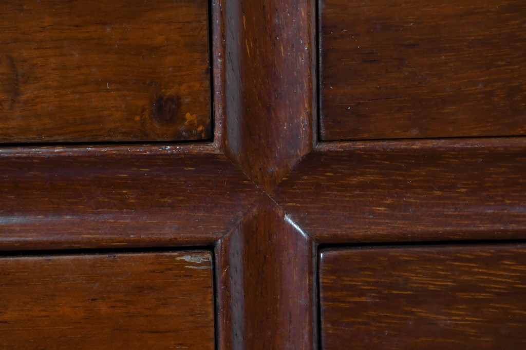 中古　美品　花梨(カリン)材の温かな色合いと艶が美しい9杯小引き出し　(R-087429)