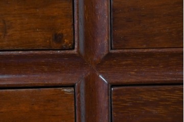 中古　美品　花梨(カリン)材の温かな色合いと艶が美しい9杯小引き出し　(R-087429)