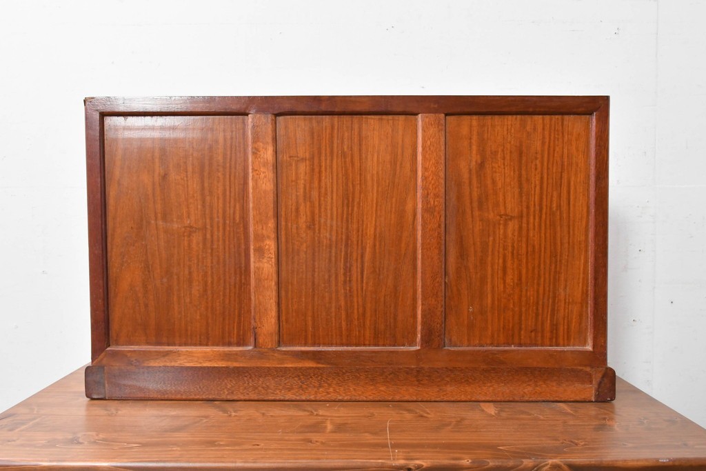 中古　美品　花梨(カリン)材の温かな色合いと艶が美しい9杯小引き出し　(R-087429)