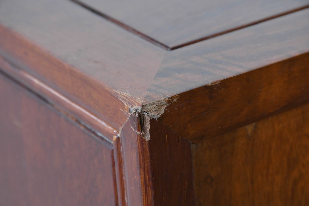 中古　美品　花梨(カリン)材の温かな色合いと艶が美しい9杯小引き出し　(R-087429)