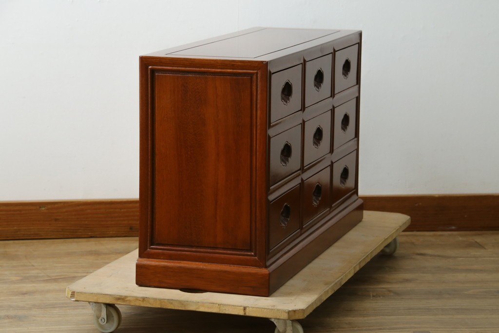 中古　美品　花梨(カリン)材の温かな色合いと艶が美しい9杯小引き出し　(R-087429)
