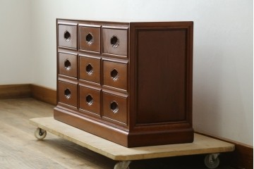 中古　美品　花梨(カリン)材の温かな色合いと艶が美しい9杯小引き出し　(R-087429)