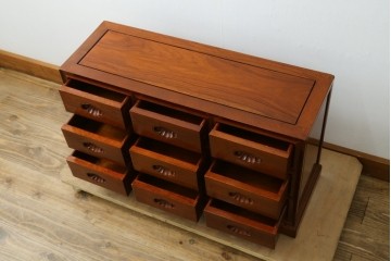 中古　美品　花梨(カリン)材の温かな色合いと艶が美しい9杯小引き出し　(R-087429)