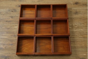 中古　美品　花梨(カリン)材の温かな色合いと艶が美しい9杯小引き出し　(R-087429)