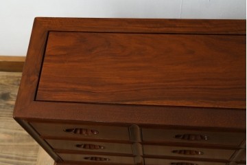 中古　美品　花梨(カリン)材の温かな色合いと艶が美しい9杯小引き出し　(R-087429)