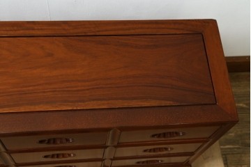 中古　美品　花梨(カリン)材の温かな色合いと艶が美しい9杯小引き出し　(R-087429)