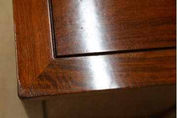 中古　美品　花梨(カリン)材の温かな色合いと艶が美しい9杯小引き出し　(R-087429)
