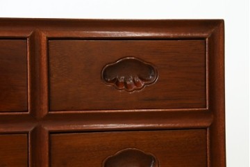 中古　美品　花梨(カリン)材の温かな色合いと艶が美しい9杯小引き出し　(R-087429)
