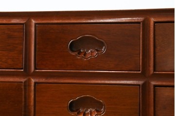 中古　美品　花梨(カリン)材の温かな色合いと艶が美しい9杯小引き出し　(R-087429)