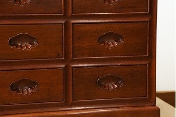 中古　美品　花梨(カリン)材の温かな色合いと艶が美しい9杯小引き出し　(R-087429)