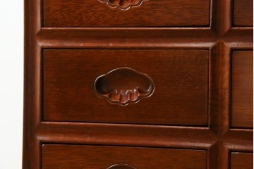 中古　美品　花梨(カリン)材の温かな色合いと艶が美しい9杯小引き出し　(R-087429)