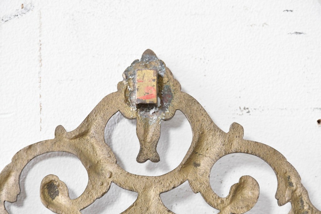 中古　イタリア製　真鍮フレーム　エレガントな透かし装飾の壁掛けミラー　(R-087430)