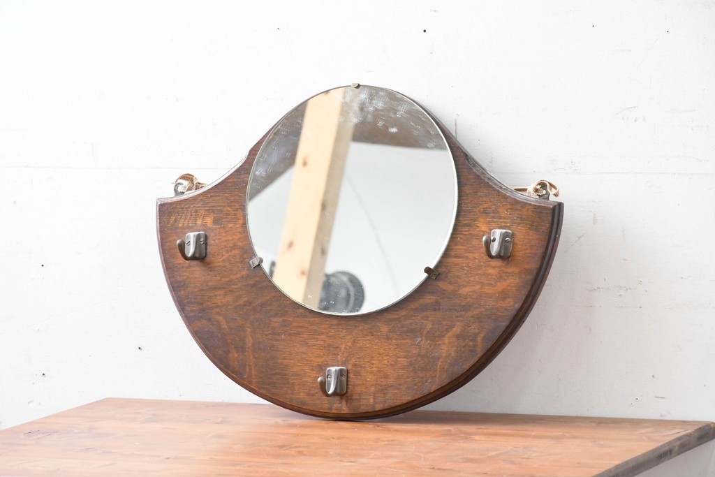 イギリスアンティーク　希少デザイン　オーク材の質感が味わい深いフック付きウォールミラー　(R-087432)