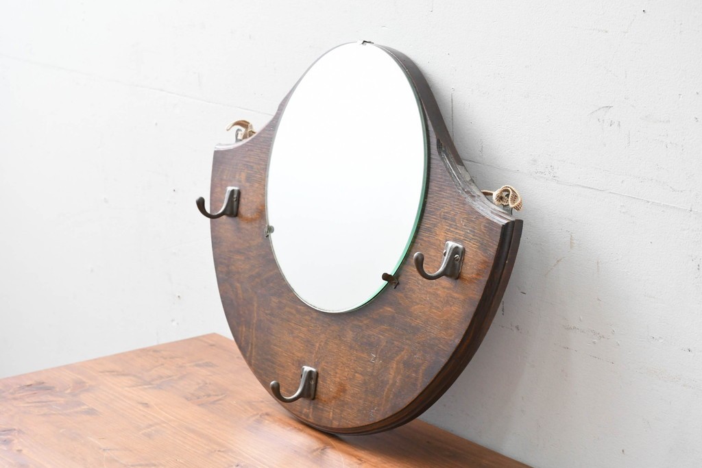 イギリスアンティーク　希少デザイン　オーク材の質感が味わい深いフック付きウォールミラー　(R-087432)