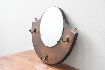 イギリスアンティーク　希少デザイン　オーク材の質感が味わい深いフック付きウォールミラー　(R-087432)