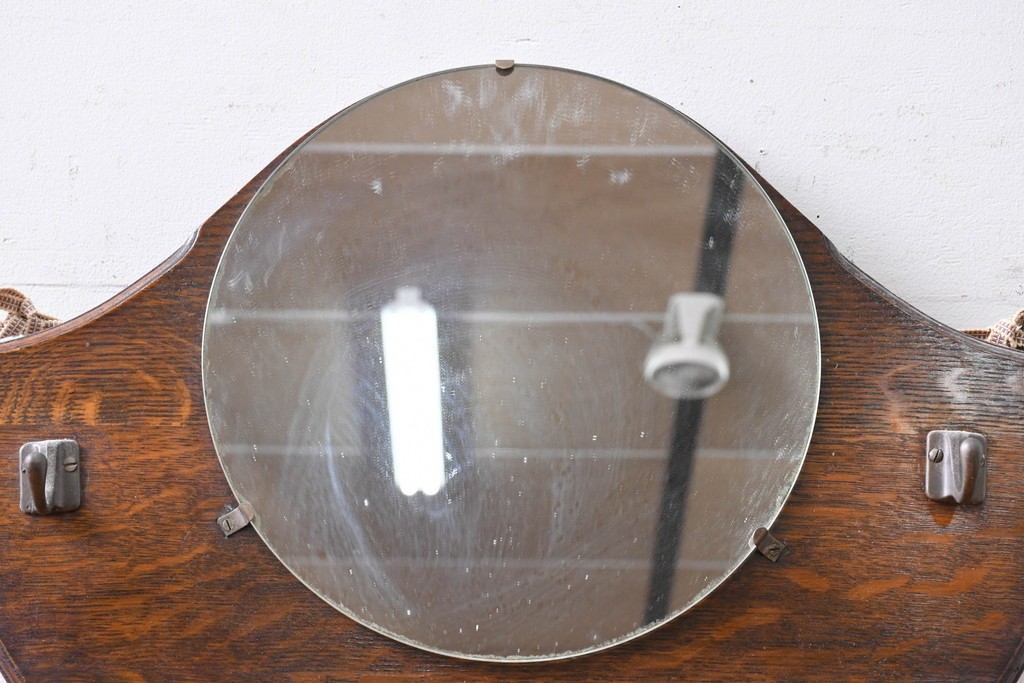 イギリスアンティーク　希少デザイン　オーク材の質感が味わい深いフック付きウォールミラー　(R-087432)