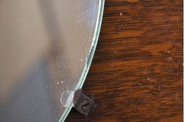 イギリスアンティーク　希少デザイン　オーク材の質感が味わい深いフック付きウォールミラー　(R-087432)