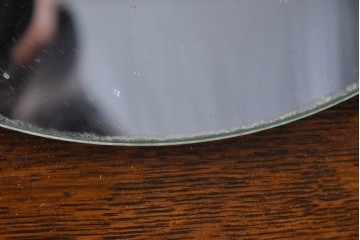 イギリスアンティーク　希少デザイン　オーク材の質感が味わい深いフック付きウォールミラー　(R-087432)