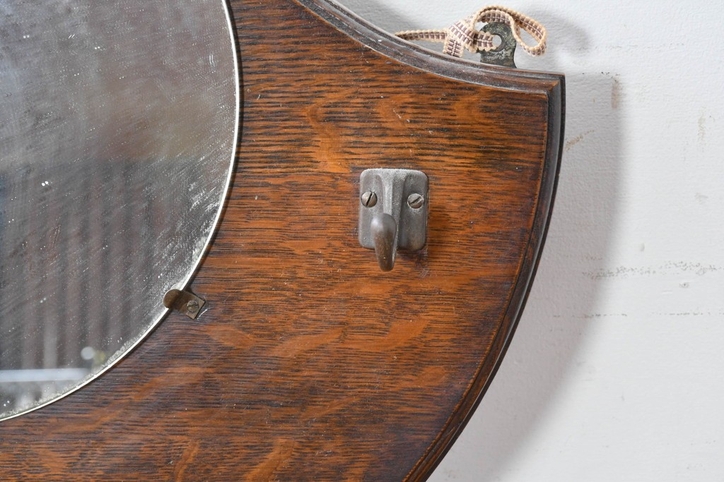 イギリスアンティーク　希少デザイン　オーク材の質感が味わい深いフック付きウォールミラー　(R-087432)