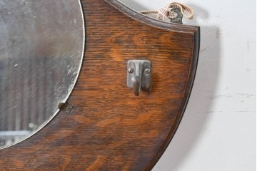 イギリスアンティーク　希少デザイン　オーク材の質感が味わい深いフック付きウォールミラー　(R-087432)