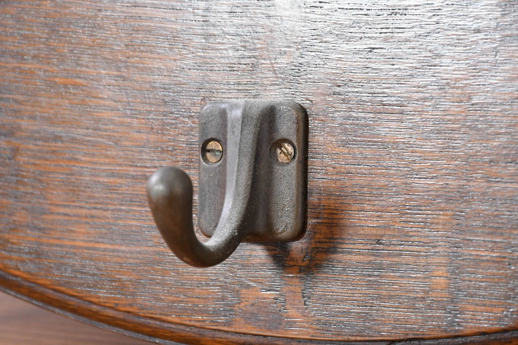 イギリスアンティーク　希少デザイン　オーク材の質感が味わい深いフック付きウォールミラー　(R-087432)