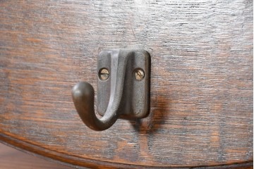 イギリスアンティーク　希少デザイン　オーク材の質感が味わい深いフック付きウォールミラー　(R-087432)