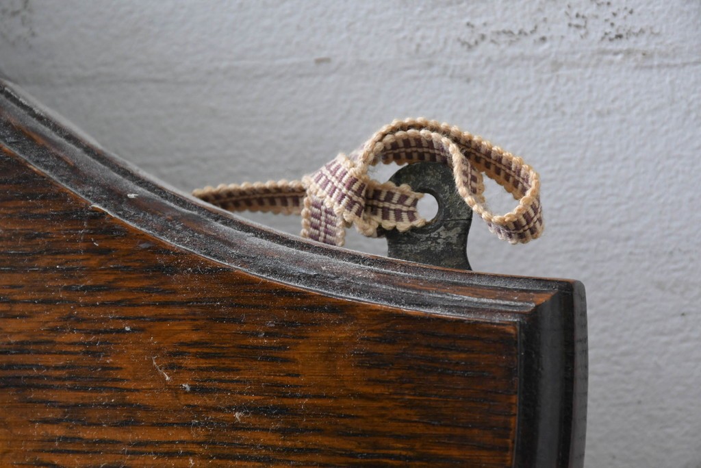 イギリスアンティーク　希少デザイン　オーク材の質感が味わい深いフック付きウォールミラー　(R-087432)