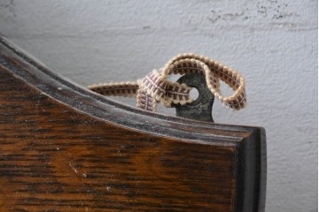 イギリスアンティーク　希少デザイン　オーク材の質感が味わい深いフック付きウォールミラー　(R-087432)