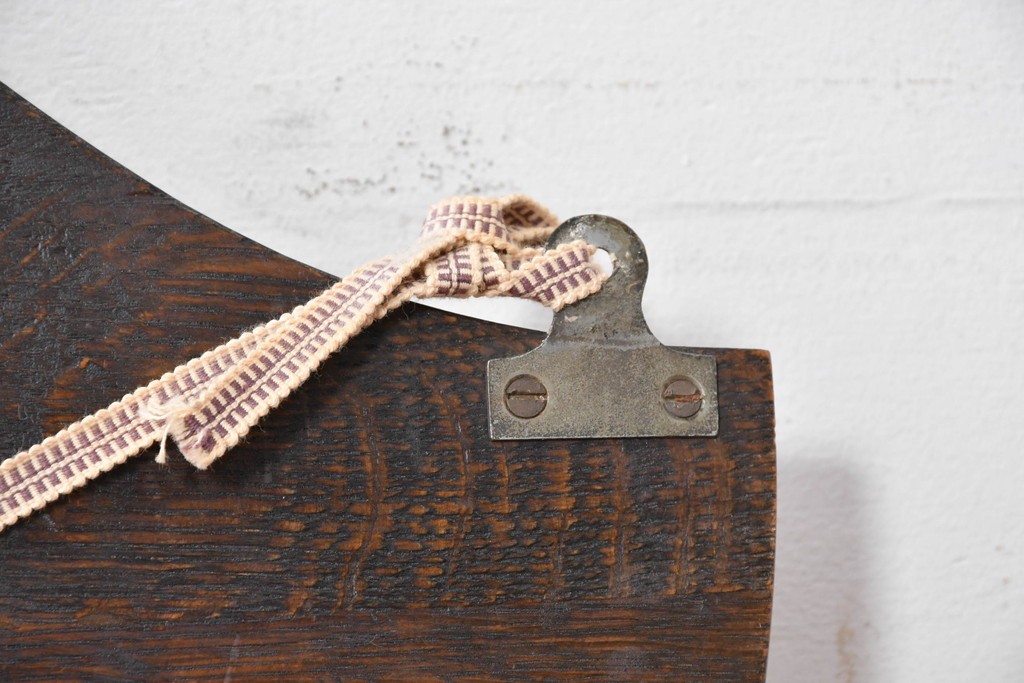 イギリスアンティーク　希少デザイン　オーク材の質感が味わい深いフック付きウォールミラー　(R-087432)