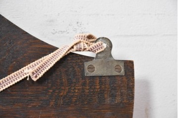 イギリスアンティーク　希少デザイン　オーク材の質感が味わい深いフック付きウォールミラー　(R-087432)