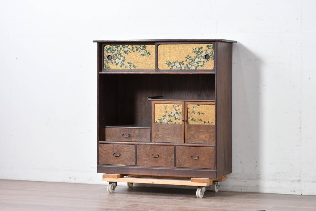 和製アンティーク　華やかな金色の背景に白椿が描かれた槐(エンジュ)材の茶棚　(R-087434)