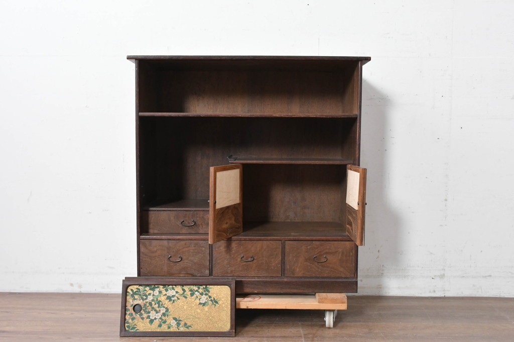 和製アンティーク　華やかな金色の背景に白椿が描かれた槐(エンジュ)材の茶棚　(R-087434)