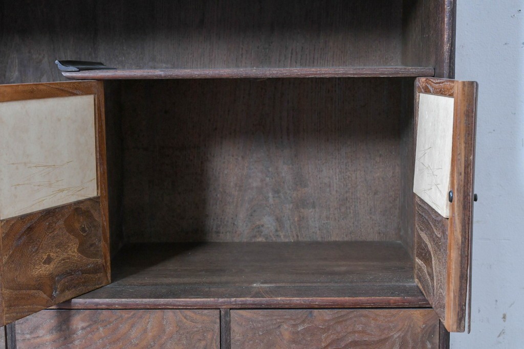 和製アンティーク　華やかな金色の背景に白椿が描かれた槐(エンジュ)材の茶棚　(R-087434)