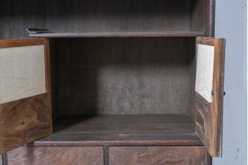 和製アンティーク　華やかな金色の背景に白椿が描かれた槐(エンジュ)材の茶棚　(R-087434)