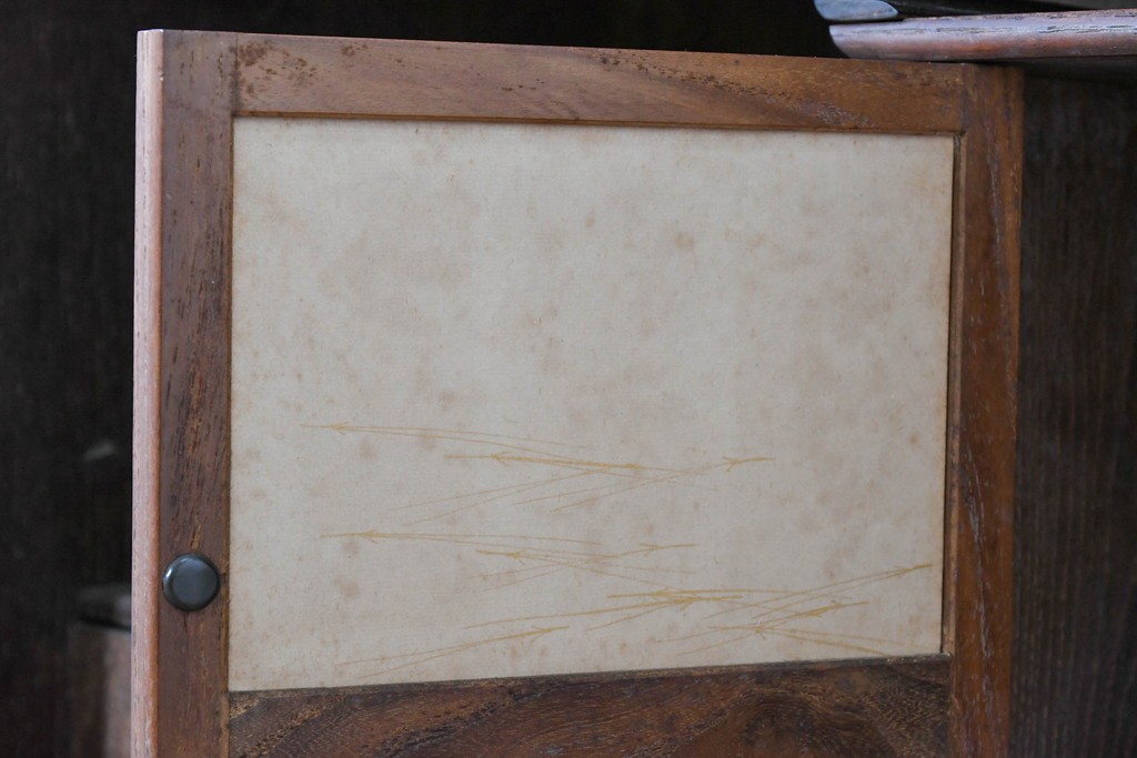 和製アンティーク　華やかな金色の背景に白椿が描かれた槐(エンジュ)材の茶棚　(R-087434)