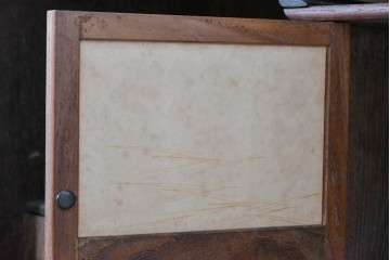 和製アンティーク　華やかな金色の背景に白椿が描かれた槐(エンジュ)材の茶棚　(R-087434)