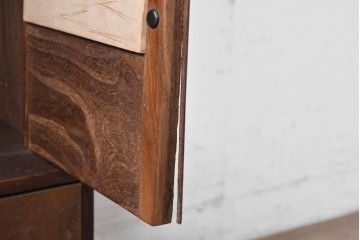 和製アンティーク　華やかな金色の背景に白椿が描かれた槐(エンジュ)材の茶棚　(R-087434)