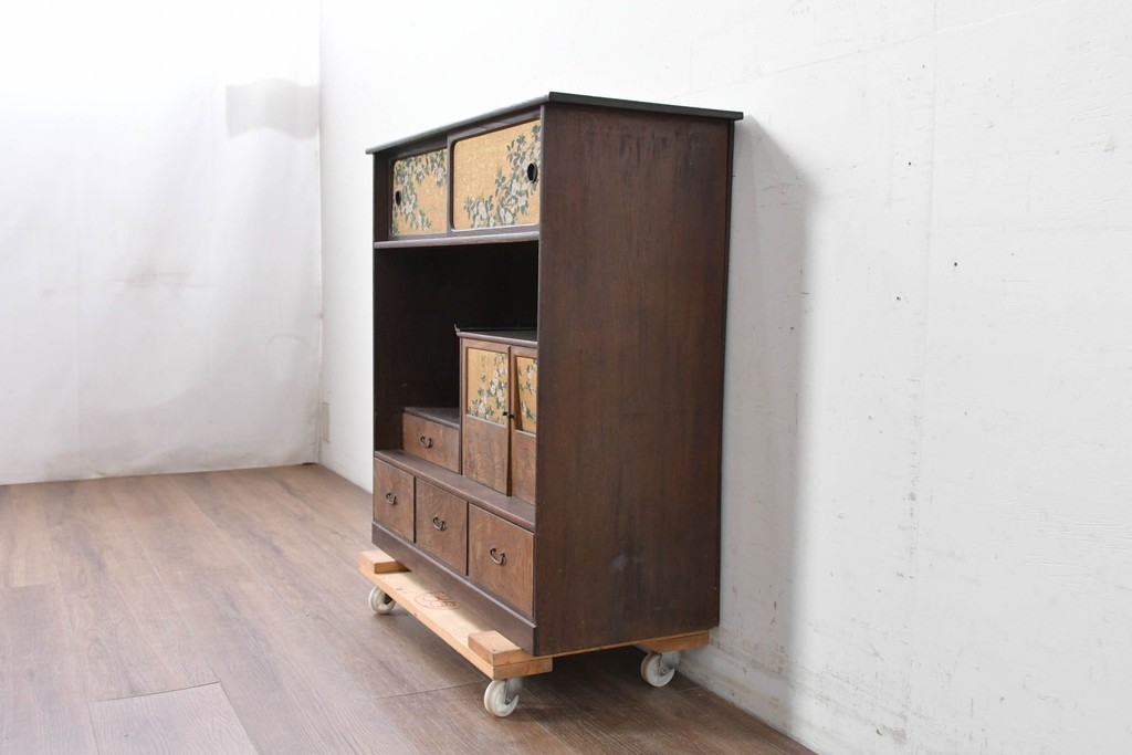 和製アンティーク　華やかな金色の背景に白椿が描かれた槐(エンジュ)材の茶棚　(R-087434)