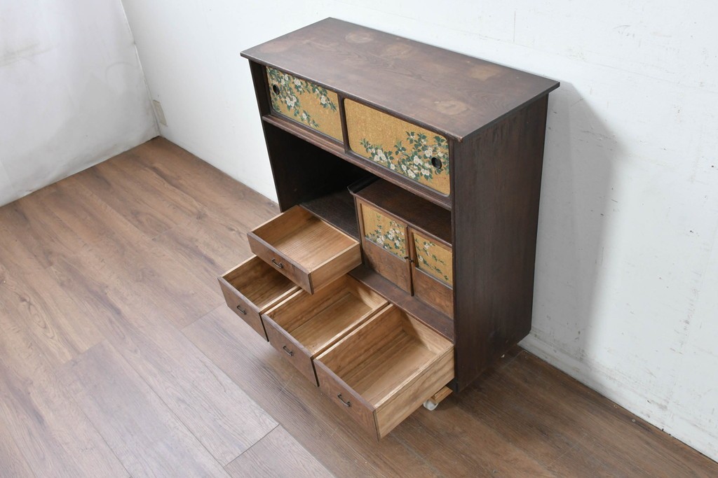 和製アンティーク　華やかな金色の背景に白椿が描かれた槐(エンジュ)材の茶棚　(R-087434)